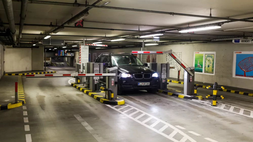 ﻿- 12.01.2021 - Parkirna hiša PH Kongresni trg – garažna hiša je opremljena z avtomatskimi vhodno-izhodnim sistemi, avtomatskimi blagajnami in video nadzornim sistemom - //FOTO: Bojan Velikonja