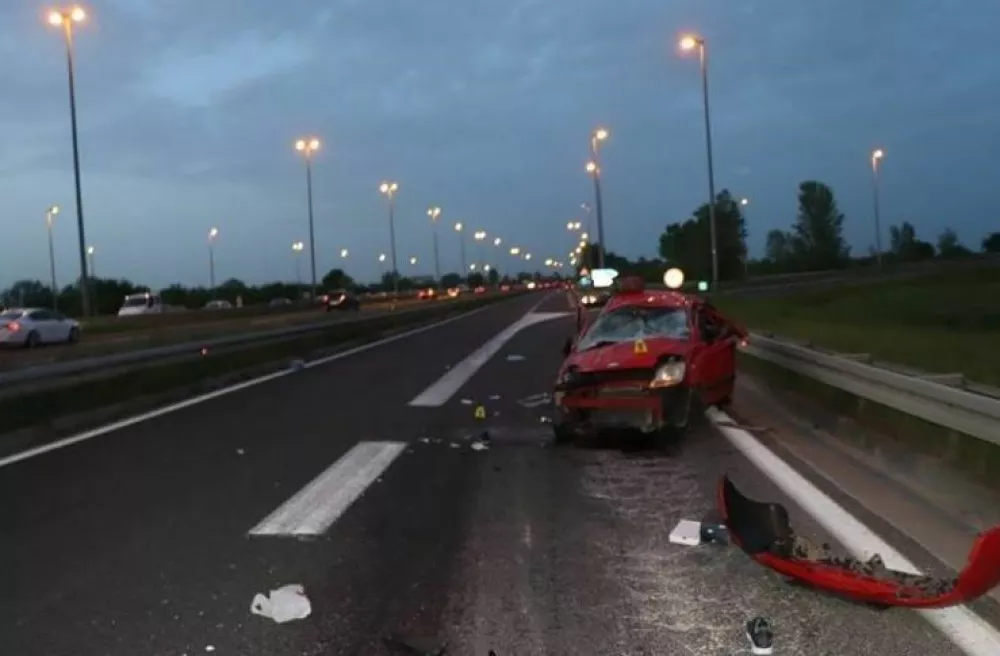 Hrvaški voznik je na zagrebški avtocesti trčil v avto z dvema Slovencema. To je ostalo od njega. 