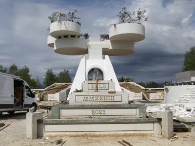 Letnica 2025 je na arhitekturnem delu zapisana tudi z rimsko številko, pri čemer je avtor namesto znaka pet uporabil pet enic. Foto: Luka Cjuha