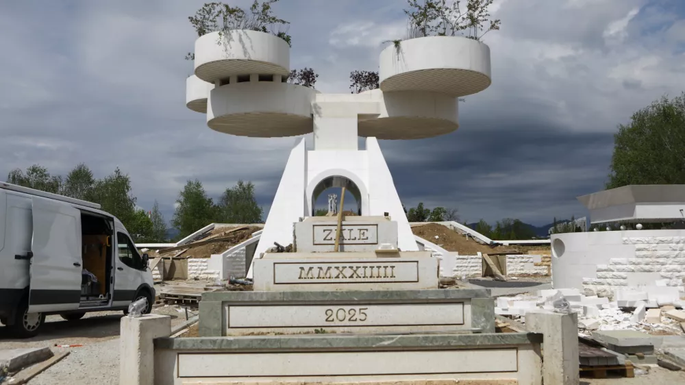 Letnica 2025 je na arhitekturnem delu zapisana tudi z rimsko številko, pri čemer je avtor namesto znaka pet uporabil pet enic. Foto: Luka Cjuha