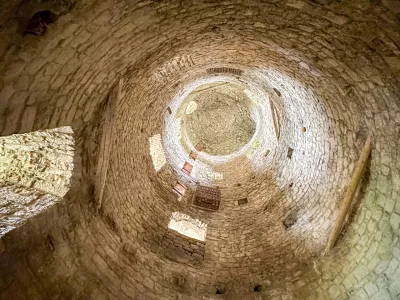 Posebej urejen prostor na gradu Rihemberk, kjer v sožitju z okoljem živijo netopirji. Foto: Boštjan Perovšek