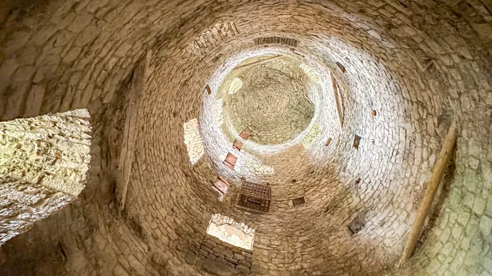 Posebej urejen prostor na gradu Rihemberk, kjer v sožitju z okoljem živijo netopirji. Foto: Boštjan Perovšek