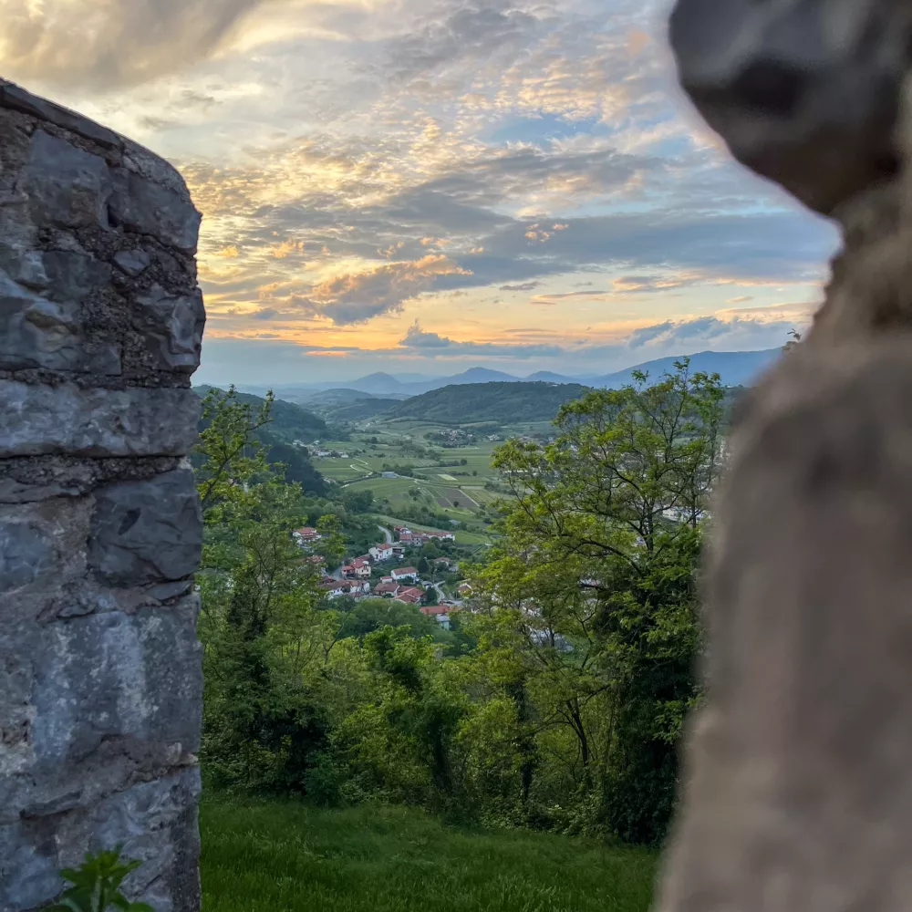 Pogled z gradu Rihemberk, z domovanja netopirjev. Foto: Boštjan Perovšek