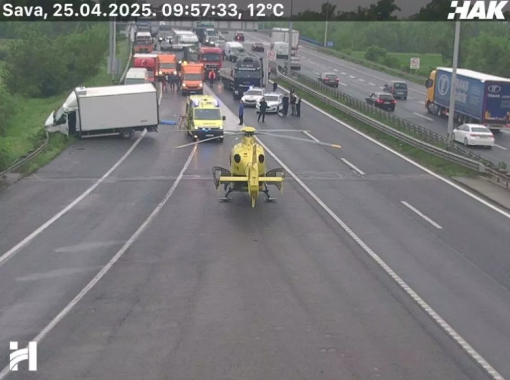 Na pomoč so poklicali tudi reševalni helikopter. Vir: HAK, zajem zaslona