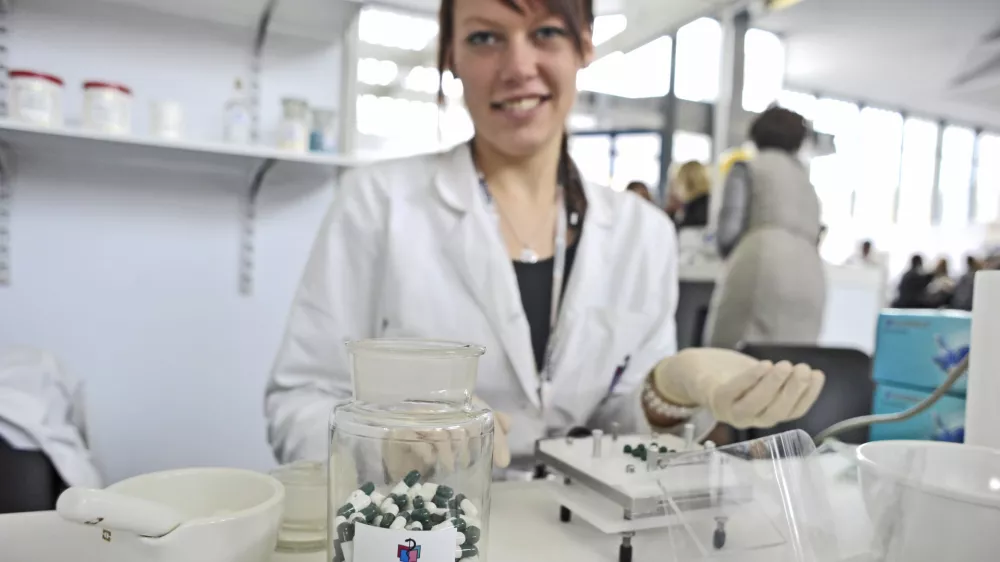 ﻿- ilustrativna fotografijaSrednja šola za farmacijo, kozmetiko in zdravstvo, tehnik laboratorijske medicine, dijaki, poklic, poklicna šola, farmacevtski tehnik, farmacija, srednješolci- 5. Informativa 2013 - sejem izobraževanja, štipendiranja in zaposlovanja v Sloveniji  //FOTO: Tomaž Zajelšnik