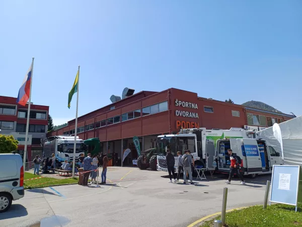 Dogajanje v športni dvorani Poden je bilo minuli četrtek še mnogo živahnejše kot sicer. Foto: Tina Jereb