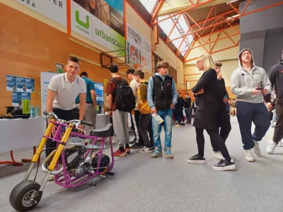 Študent škofjeloške višje šole za strojništvo Tim Stržinar iz Poljanske doline se je predstavil s svojim inovativnim izdelkom mini moto. Ob pomoči mentorjev podjetja Polycom ga je ustvarjal dve leti. Foto: Tina Jereb