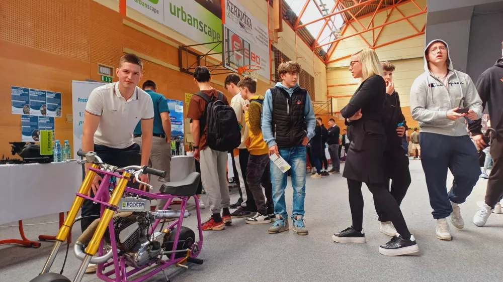 Študent škofjeloške višje šole za strojništvo Tim Stržinar iz Poljanske doline se je predstavil s svojim inovativnim izdelkom mini moto. Ob pomoči mentorjev podjetja Polycom ga je ustvarjal dve leti. Foto: Tina Jereb