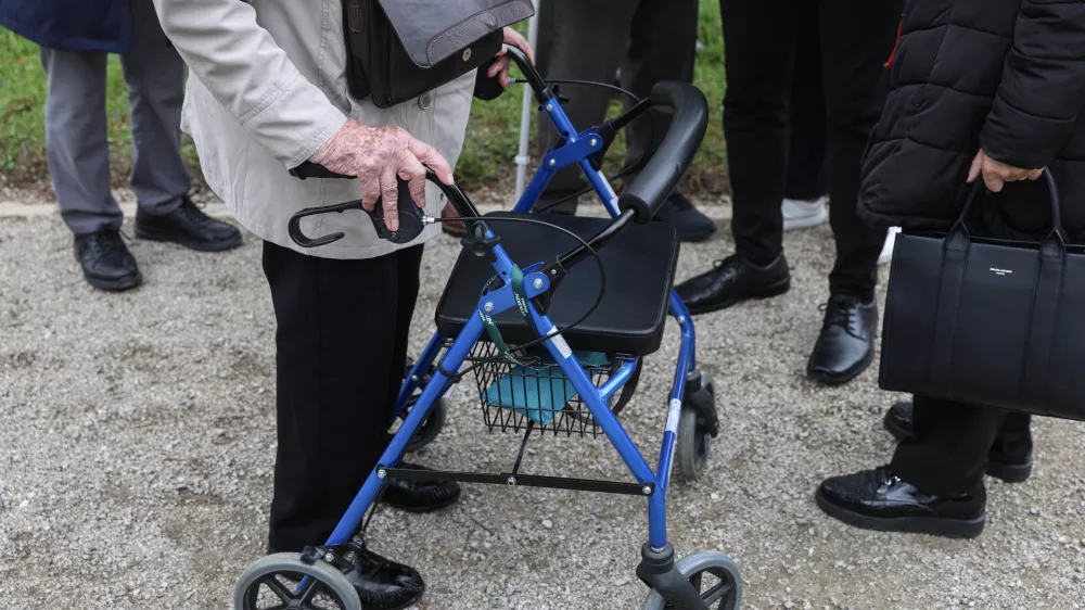 - upokojenci, opora, starostniki- 17.04.2025 - odkritje spominske table, posvečene humanitarki Aniti Ogulin (1952-2024), ki ga pripravljata Zveza Anita Ogulin in ZPM v sodelovanju z Društvom Zeleni prstan//FOTO: Jaka Gasar