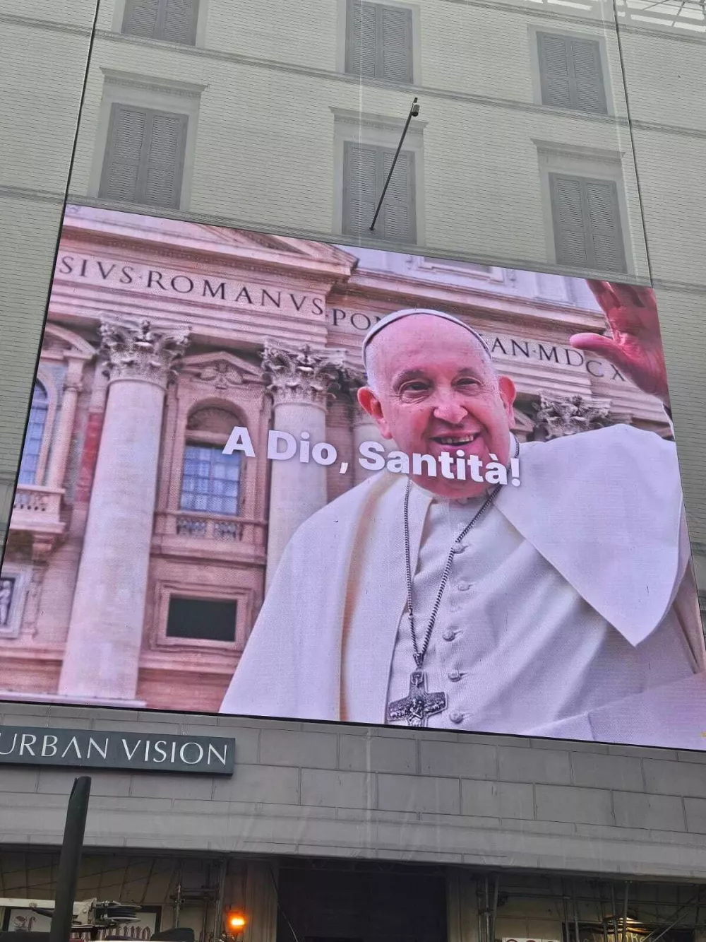 Zasloni s papeževo podobo po vsem mestu. Foto: Veronika Rupnik Ženko