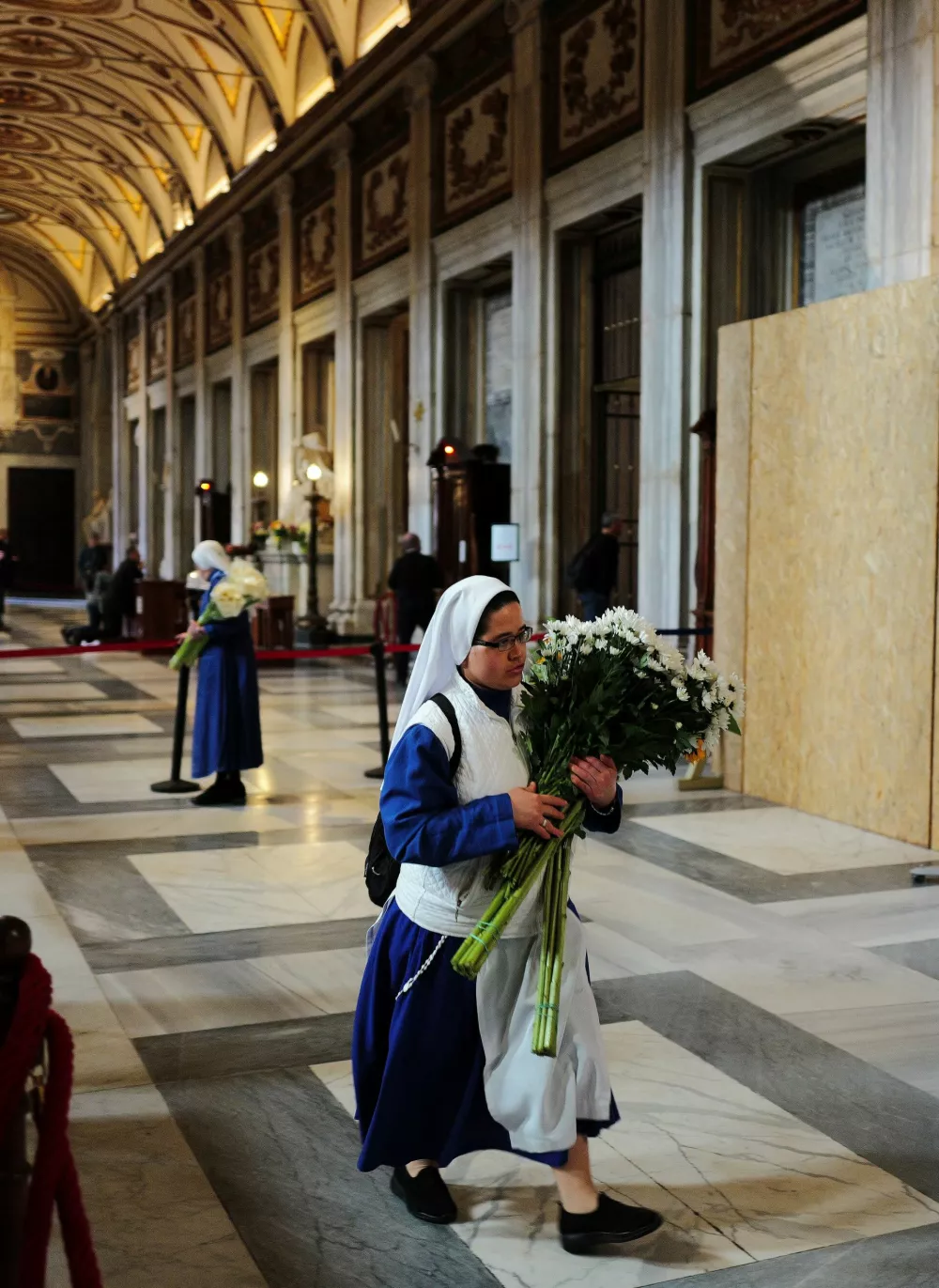A nun carries flowers past the site for the tomb of Pope Francis, inside the Papal Basilica of Saint Mary Major (Santa Maria Maggiore), a day before his funeral, in Rome, Italy, April 25, 2025. REUTERS/Kai Pfaffenbach