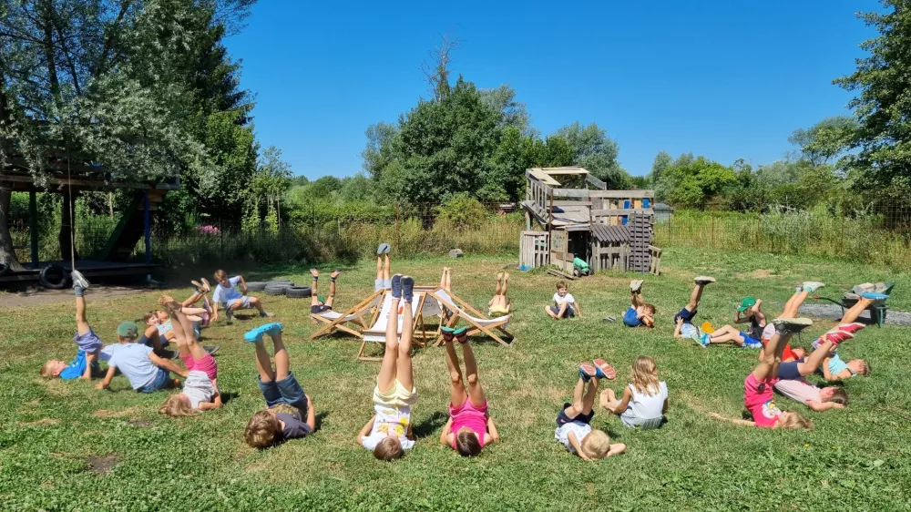 V javnem zavodu Mala Ulica poudarjajo pomen proste igre v naravi in se izogibajo elektronskim napravam. Foto: arhiv Javnega zavoda Mala ulica