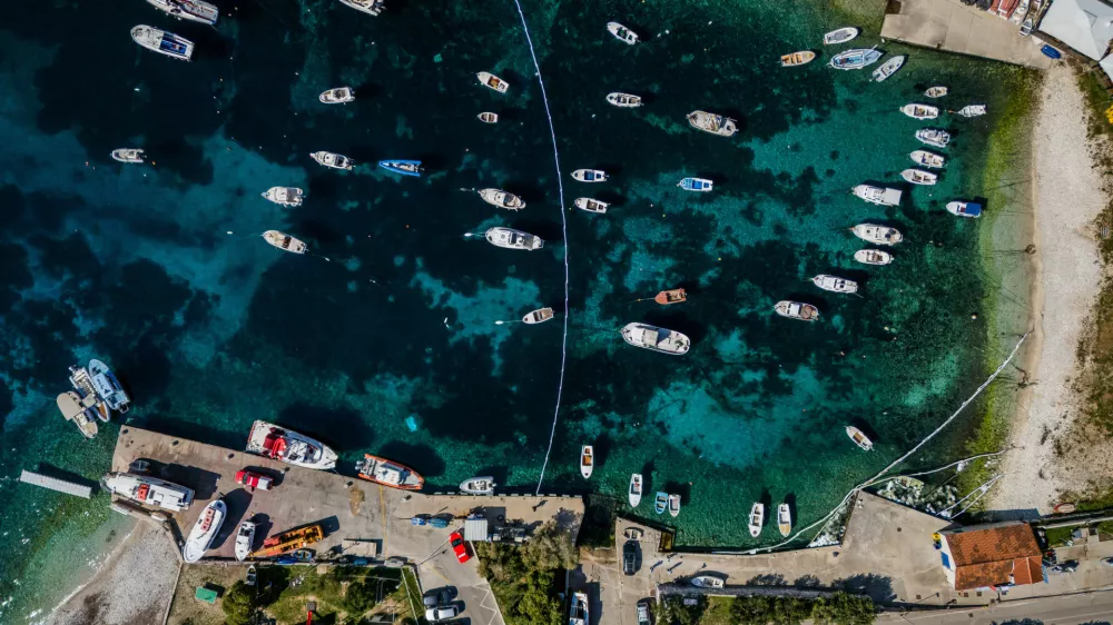 25.04. 2025., Hvar - Fotografija iz zraka oneciscenja mora na Hvaru. Tijekom jutra iz obliznje Inine pumpe iscurila je velika kolicina nafte u Kriznoj Luci na Hvaru. Photo: Zvonimir Barisin/PIXSELL