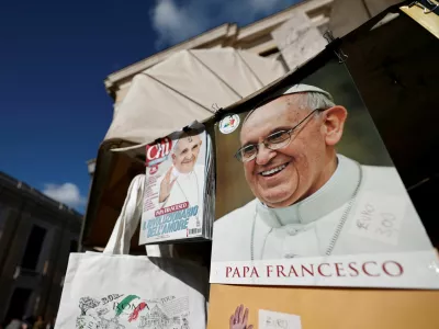 An image of the late Pope Francis is displayed, near St. Peter's Square, in Rome, Italy, April 25, 2025. REUTERS/Benoit Tessier / Foto: Benoit Tessier