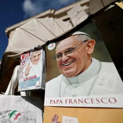 An image of the late Pope Francis is displayed, near St. Peter's Square, in Rome, Italy, April 25, 2025. REUTERS/Benoit Tessier / Foto: Benoit Tessier