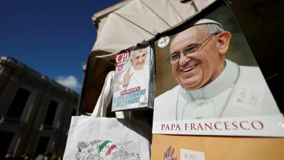 An image of the late Pope Francis is displayed, near St. Peter's Square, in Rome, Italy, April 25, 2025. REUTERS/Benoit Tessier / Foto: Benoit Tessier