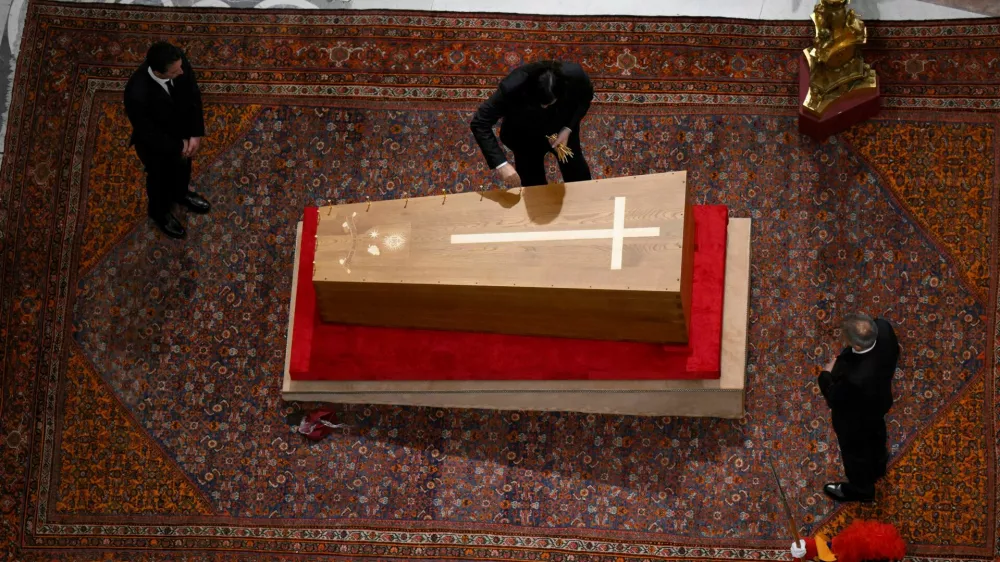 Casket of Pope Francis is being sealed, ahead of his funeral, at St. Peter's Basilica, at the Vatican, April 25, 2025. Vatican Media/Simone Risoluti/Handout via REUTERS  ATTENTION EDITORS - THIS IMAGE WAS PROVIDED BY A THIRD PARTY. / Foto: Simone Risoluti