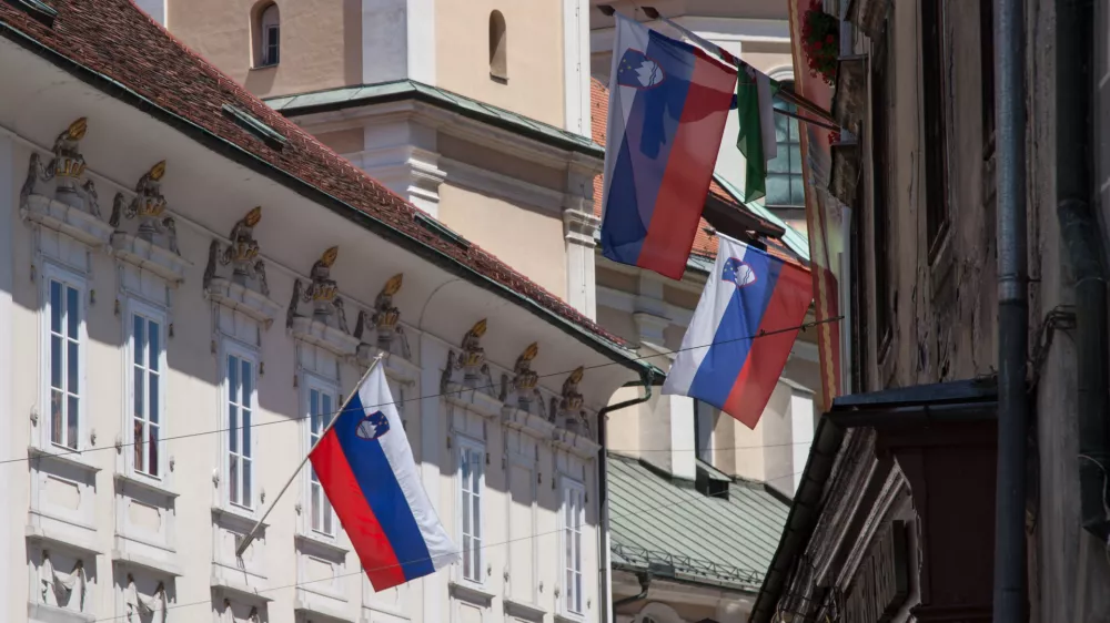 ﻿﻿- 25.06.2015 - Dan državnosti - državni praznik - Slovensko zastavo izobeša vse manj ljudi - slovenska zastava .//FOTO: Maja Marko