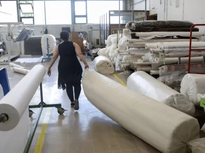 - 10.08.2022 – Tekstilno podjetje Odeja Škofja Loka, proizvodnja prešitih tekstilnih izdelkov //FOTO: Jaka Gasar