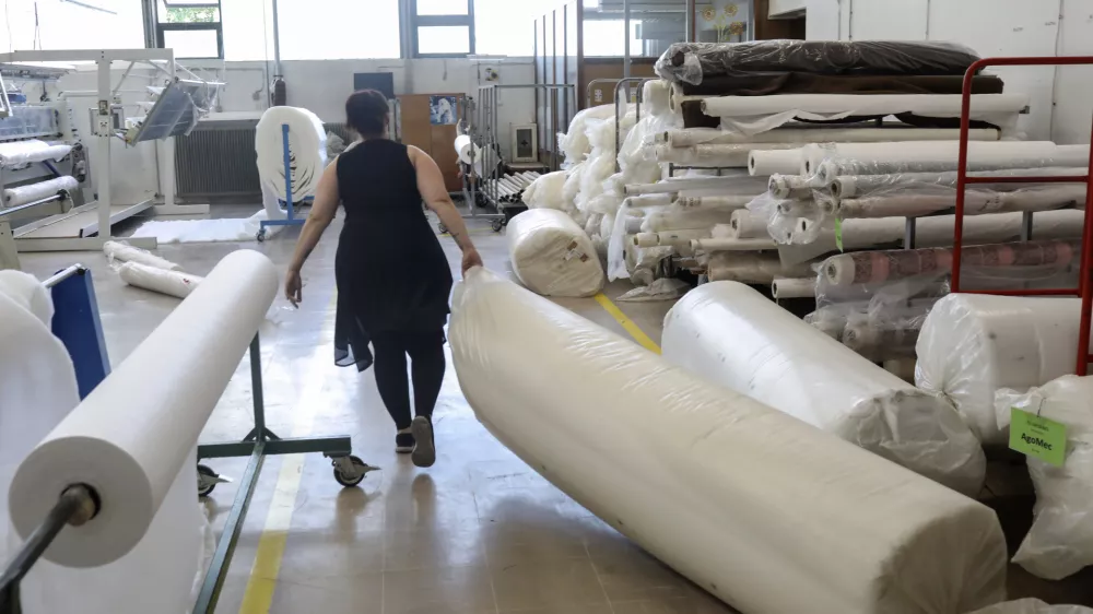 - 10.08.2022 – Tekstilno podjetje Odeja Škofja Loka, proizvodnja prešitih tekstilnih izdelkov //FOTO: Jaka Gasar