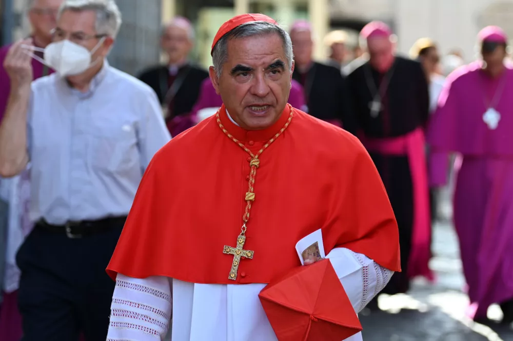 FILED - 27 August 2022, Vatican, Vatican City: Cardinal Giovanni Angelo Becciu arrives to attend a consistory in St. Peter's Basilica. Disgraced Cardinal Angelo Becciu has backed down in the dispute over his participation in the conclave, the secret meeting that will elect the next pope. Photo: Johannes Neudecker/dpa / Foto: Johannes Neudecker