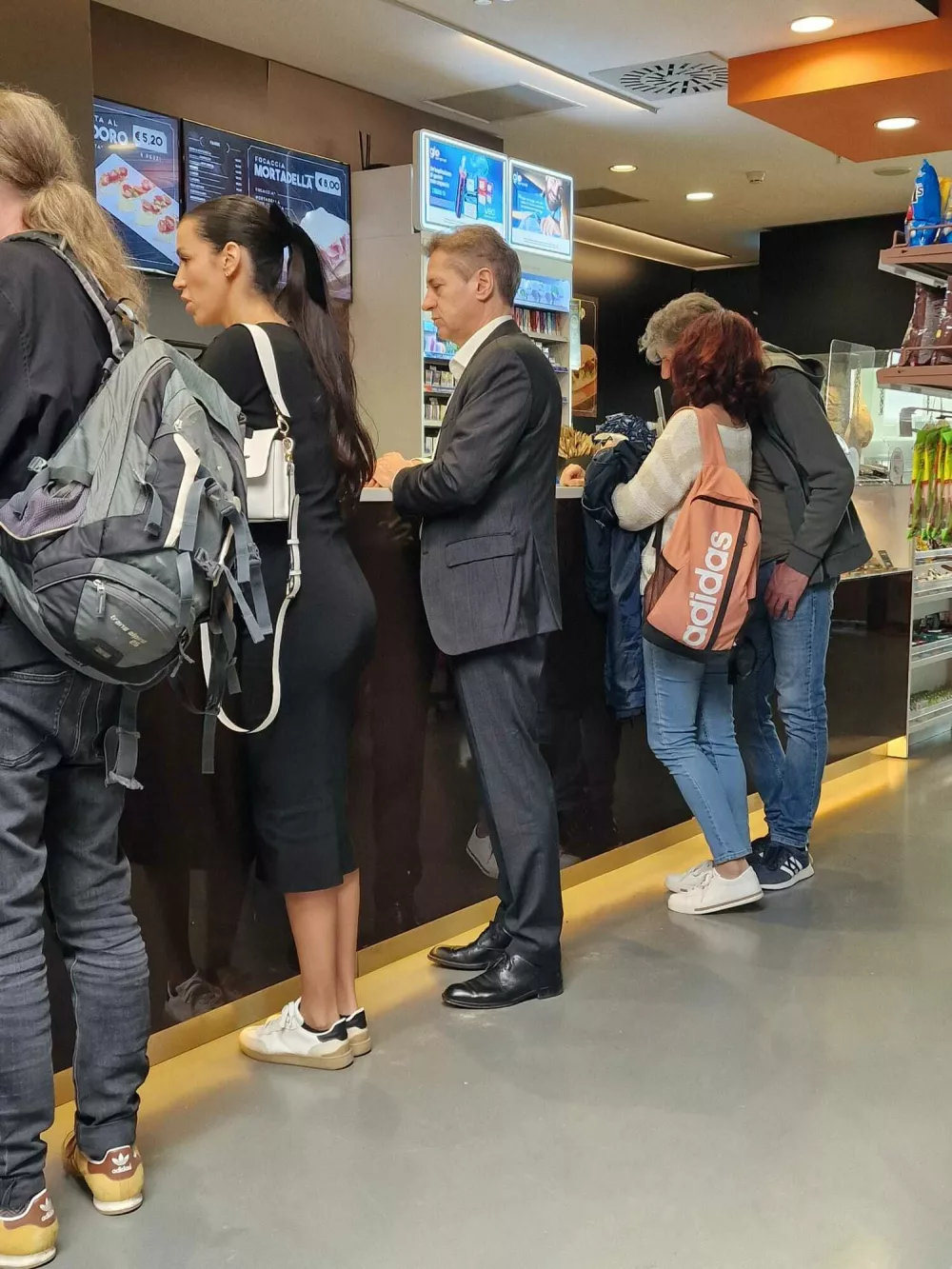 Premier Golob in spremljevalka Tina Gaber na letali&scaron;ču v Trstu. Foto: bralka