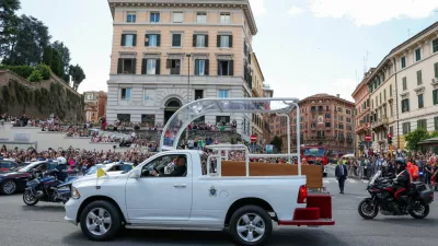 A hearse transfers the coffin of Pope Francis to the Papal Basilica of Saint Mary Major (Santa Maria Maggiore) on the day of his funeral, in Rome, Italy, April 26, 2025. REUTERS/Kevin Coombs
