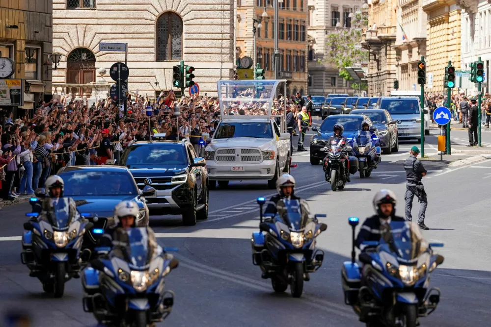 A hearse carrying the coffin of Pope Francis drives through Corso Vittorio on the day of his funeral, in Rome, Italy, April 26, 2025. REUTERS/Matteo Ciambelli