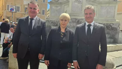 Veleposlanik v Vatikanu Franci But, predsednica republike Nataša Pirc Musar in predsednik vlade Robert Golob. Foto: Veronika Rupnik Ženko