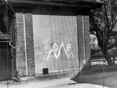 Napis OF v Trnovem v Ljubljani 15. maja 1942 / Foto: Neznani Avtor/muzej Novejše In Sodobne Zgodovine Slovenije