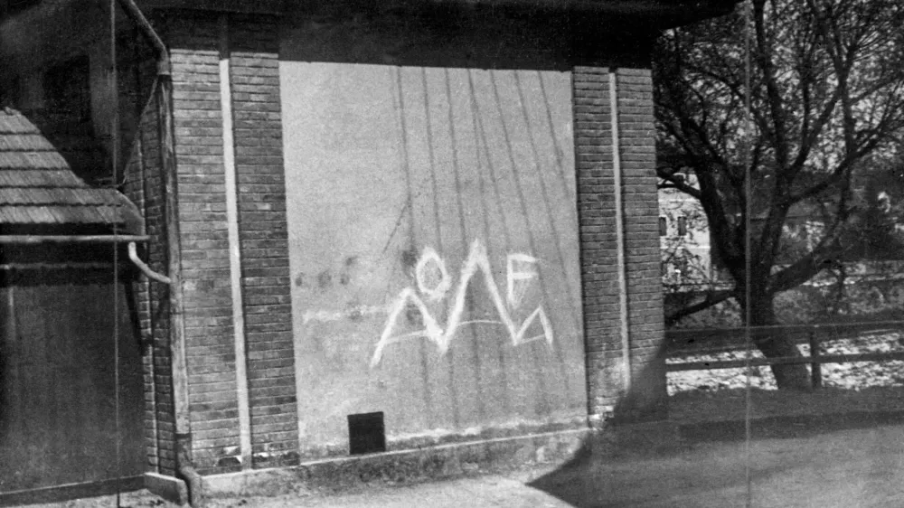 Napis OF v Trnovem v Ljubljani 15. maja 1942 / Foto: Neznani Avtor/muzej Novejše In Sodobne Zgodovine Slovenije