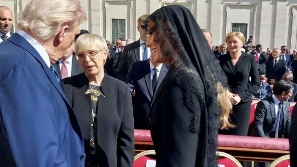 Vatikan.Pogreb papeza Franciska.Predsednica republike Natasa Pirc Musar v pogovoru z ameriskim predsednikom Donaldom Trumpom in soprogo Melanio Trump.Foto: UPRS