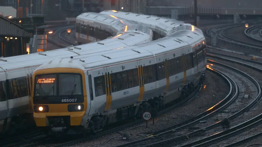 ﻿Trains travel to and from Victoria station in central London March 19, 2010. Britain's rail signal workers have voted to strike in a row over jobs and changes to working practices, their union said on Friday, raising the threat of a first national rail strike in 16 years. Any action would disrupt hundreds of thousands of passengers and be a headache for Prime Minister Gordon Brown, who already faces a walkout by British Airways staff with an election only weeks away. REUTERS/Andrew Winning (BRITAIN - Tags: EMPLOYMENT BUSINESS POLITICS TRANSPORT) - RTR2BU19