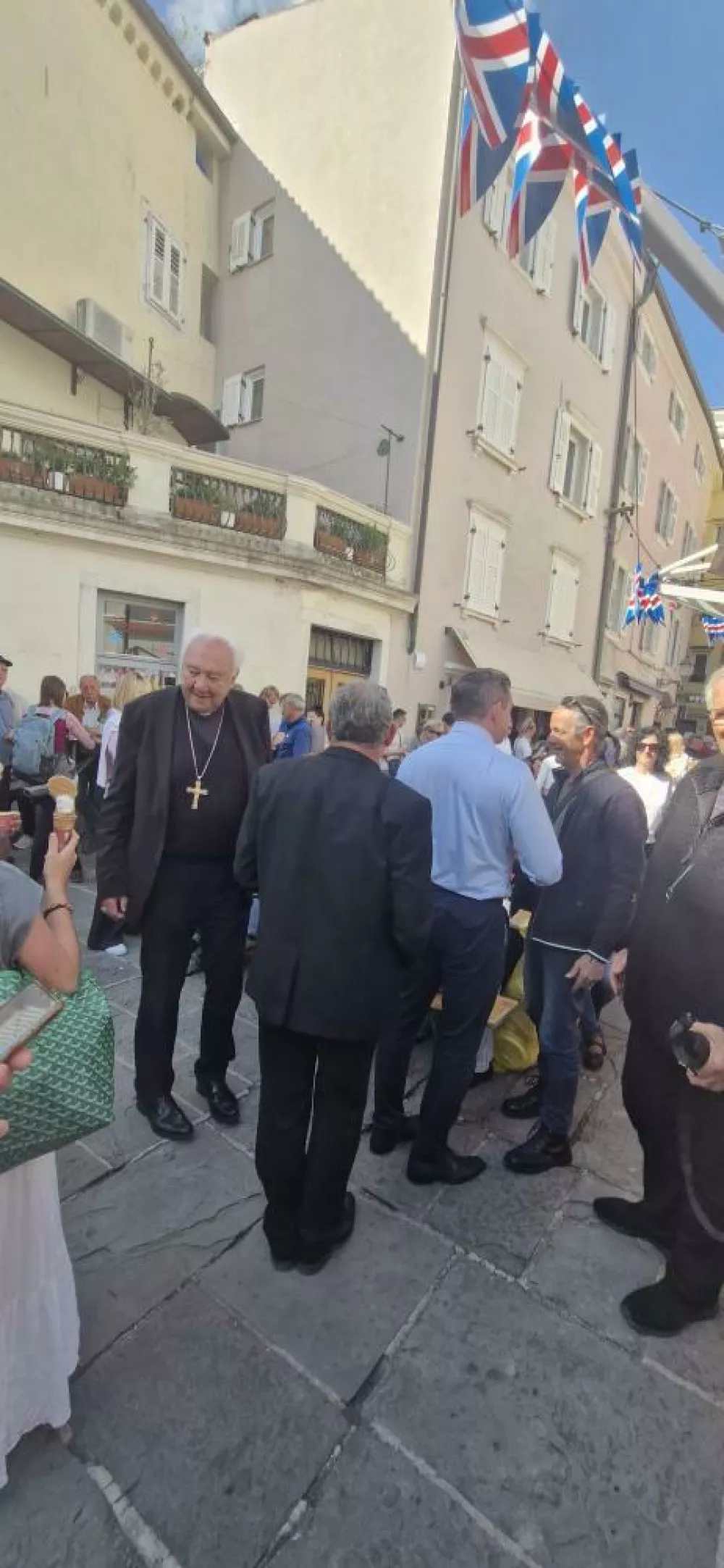 Dogajanje na Zelenjavnem trgu si je ogledal tudi Jurij Bizjak, koprski škof. Foto: Tina Kresnik