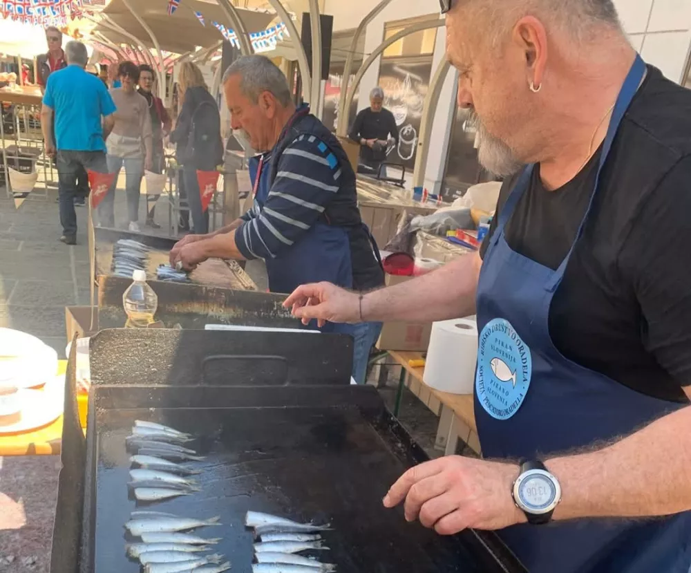Na zelenjavnem trgu se je pekla sveža riba. Foto: Mario Druscovich