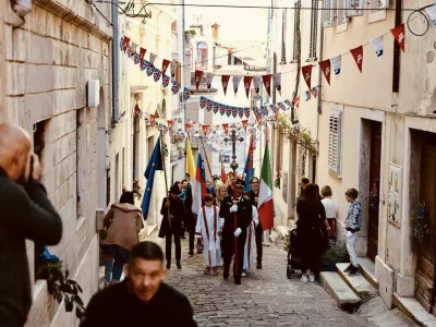 Solinarski praznik se je začel s procesijo od Tartinijevega trga do cerkve sv. Jurija, kjer je potekala tudi maša. Foto: FB/Občina Piran/Daniel Škerjanc