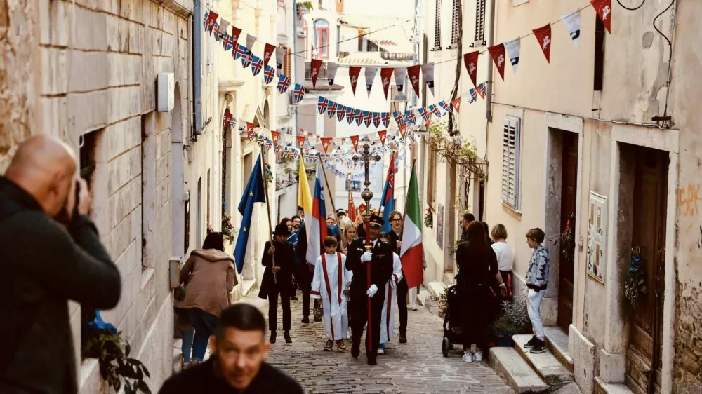 Solinarski praznik se je začel s procesijo od Tartinijevega trga do cerkve sv. Jurija, kjer je potekala tudi maša. Foto: FB/Občina Piran/Daniel Škerjanc