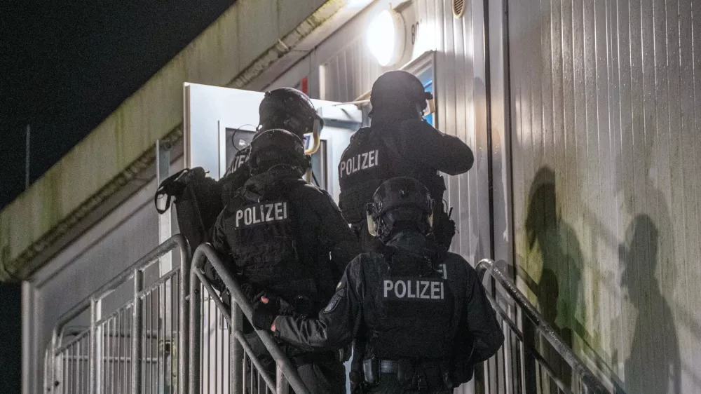 02 January 2025, Hamburg: Police officers break into a refugee shelter in the Neuenfelde district of Hamburg, where a brawl broke out there. According to current information, three people were injured. Photo: René Schröder/NEWS5/dpa