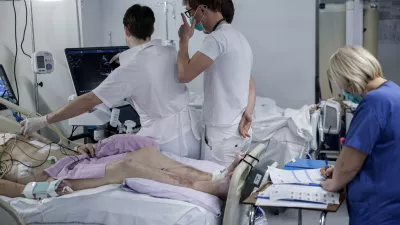 - simbolična fotografija - zdravstvo, zdravnik, medicinska sestra, medicinsko osebje, pacient, bolnica, bolnišnica- 12.03.2025 - ministrica za zdravje Valentina Prevolnik Rupel si je na delovnem obisku v Univerzitetnem kliničnem centru (UKC) ogledala tekoče investicije//FOTO: Jaka Gasar