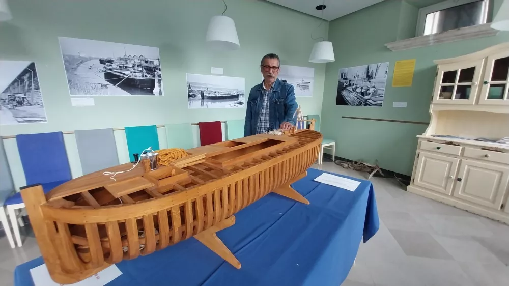 Maketa maone, ki jo je njen avtor Slobodan Simič Sime izdelal v merilu 1: 10. Foto: Vesna Levičnik