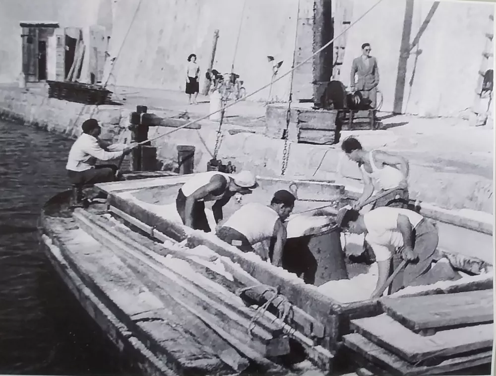 Garaško delo raztovarjanja maone pred skladiščem. Foto: arhiv razstavljalca