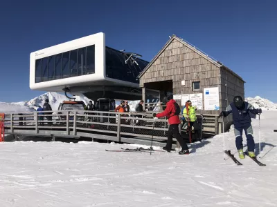 Krožna kabinska žičnica Zadnji Vogel ne obratuje le pozimi, temveč tudi v glavnem delu poletne sezone. Foto: Eva Branc