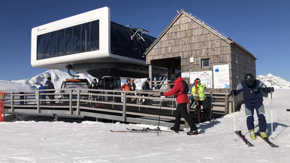 Krožna kabinska žičnica Zadnji Vogel ne obratuje le pozimi, temveč tudi v glavnem delu poletne sezone. Foto: Eva Branc