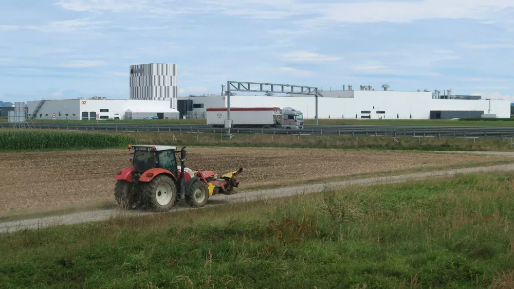 Zaradi gradnje avtocest je država leta 2002 odpravila odškodnino za gradnjo na kmetijskih zemljiščih. Investitor avtomobilske lakirnice Magna v Hočah jo je pred slabim desetletjem sicer moral plačati, a je bila občutno nižja, kot se napoveduje s spremembo zakonodaje. Foto: Tatjana Pihlar