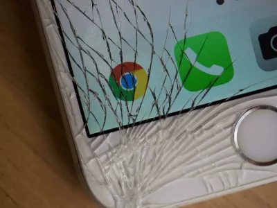 2N6C5TP Shattered phone screen displaying the Google Chrome logoFoto: Reuters/Alamy