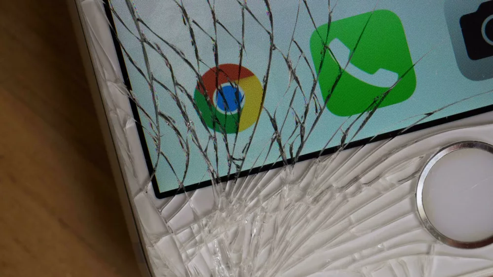 2N6C5TP Shattered phone screen displaying the Google Chrome logoFoto: Reuters/Alamy