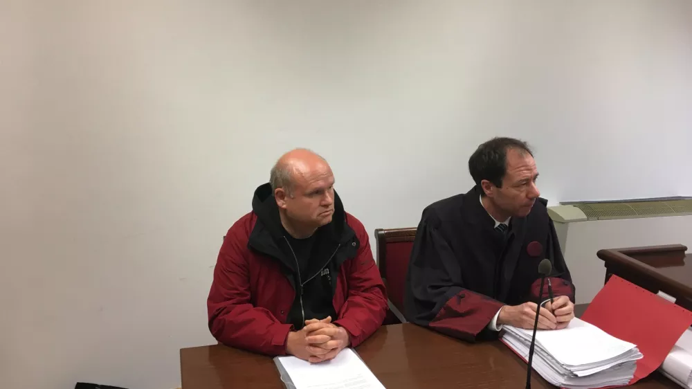 Gregor Janez Vrhovnik (levo) se je izrekel za nedolžnega. Ob njem je zagovornik Miha Kač. Foto: Domen Mal, Žurnal24