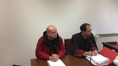 Gregor Janez Vrhovnik (levo) se je izrekel za nedolžnega. Ob njem je zagovornik Miha Kač. Foto: Domen Mal, Žurnal24