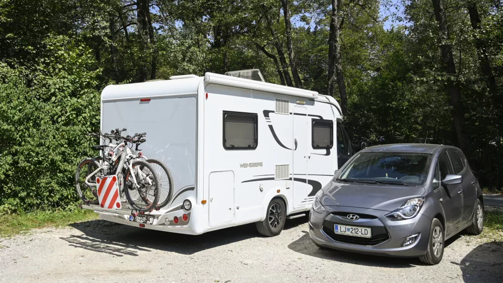 - Večna pot - peščeno parkirišče med živalskim vrtom in Biotehniško fakulteto- 09.08.2022 - Prenočevanje avtodomarjev v Ljubljani – postajališče za avtodome (PZA) - avtodom - turisti - //FOTO: Nik Erik Neubauer