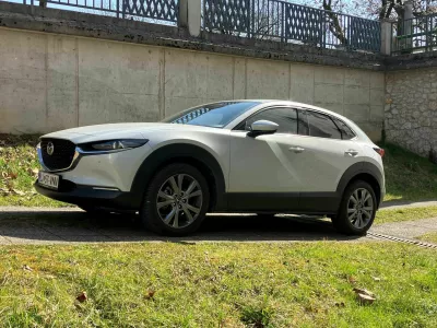 Mazda CX-30 izraževa športnost, hkrati pa ne skriva, da je športni terenec. Zmogljivosti so zgledne, serijska oprema pa bogata. Foto: Matej Štakul